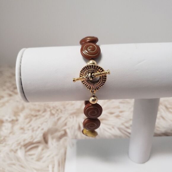 𝅺wooden carved swirl bracelet with toggle clasp - Picture 9 of 14